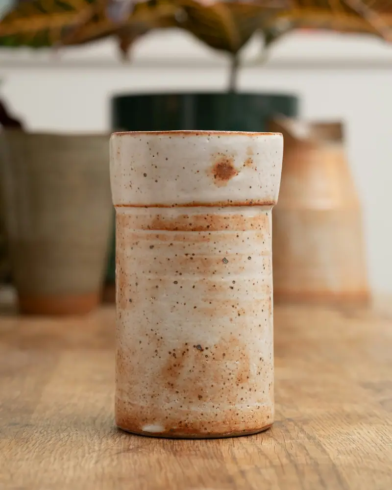 Vaso cilíndrico alto, branco com manchas laranja da chama