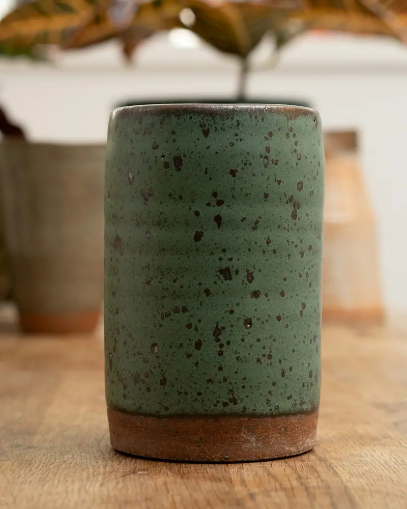 Copo alto verde com pintas escuras e base sem esmalte