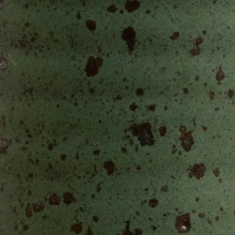 Detalhe das pintas de manganês no esmalte verde