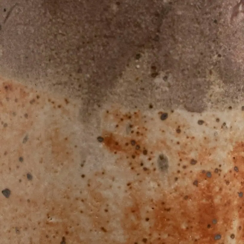 Detalhe do esmalte lilás encontrando o laranja da chama