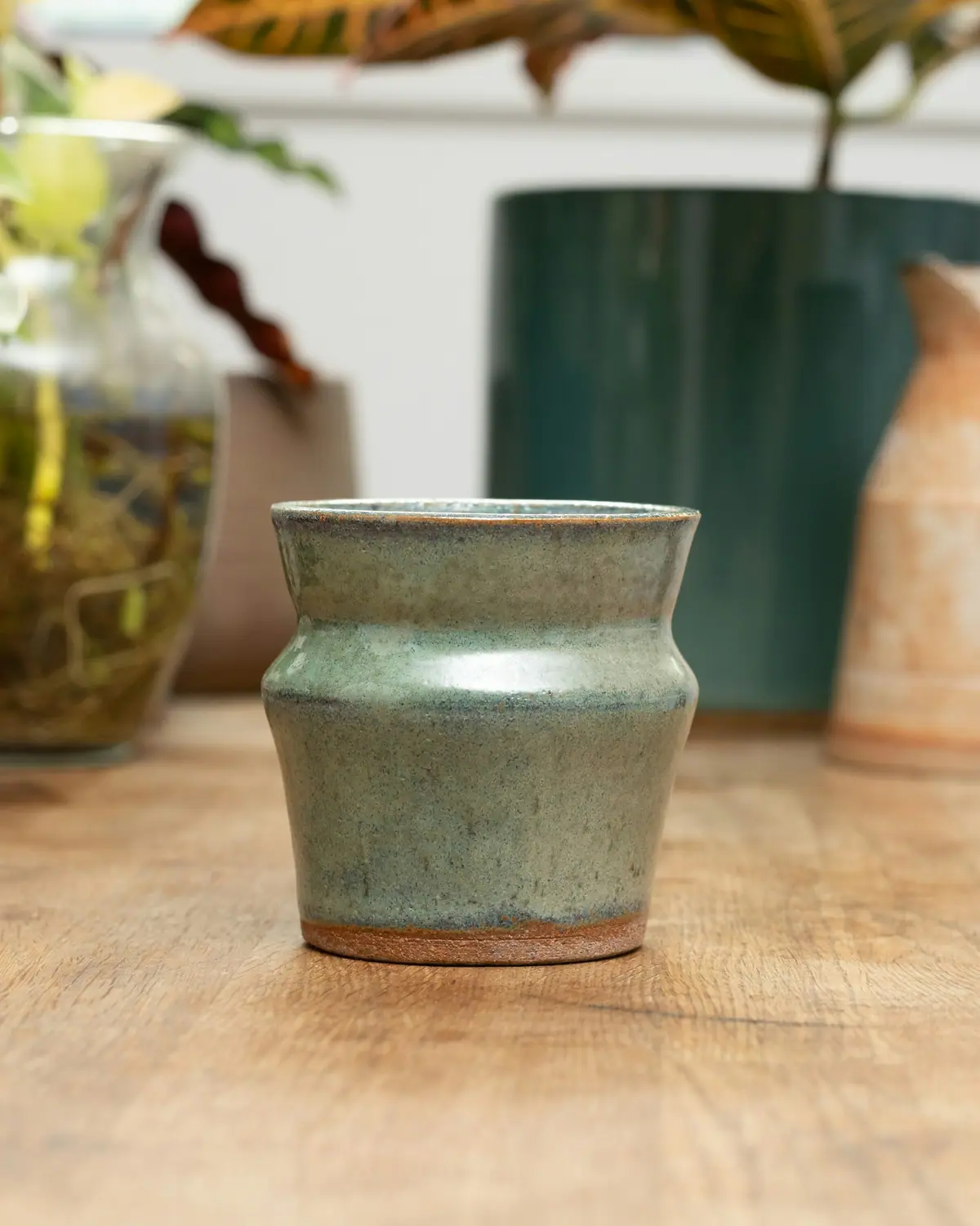 Vaso pequeno verde-claro com cintura estreita