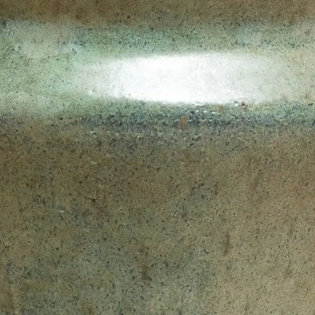 Detalhe do esmalte verde escorrendo na cintura do vaso