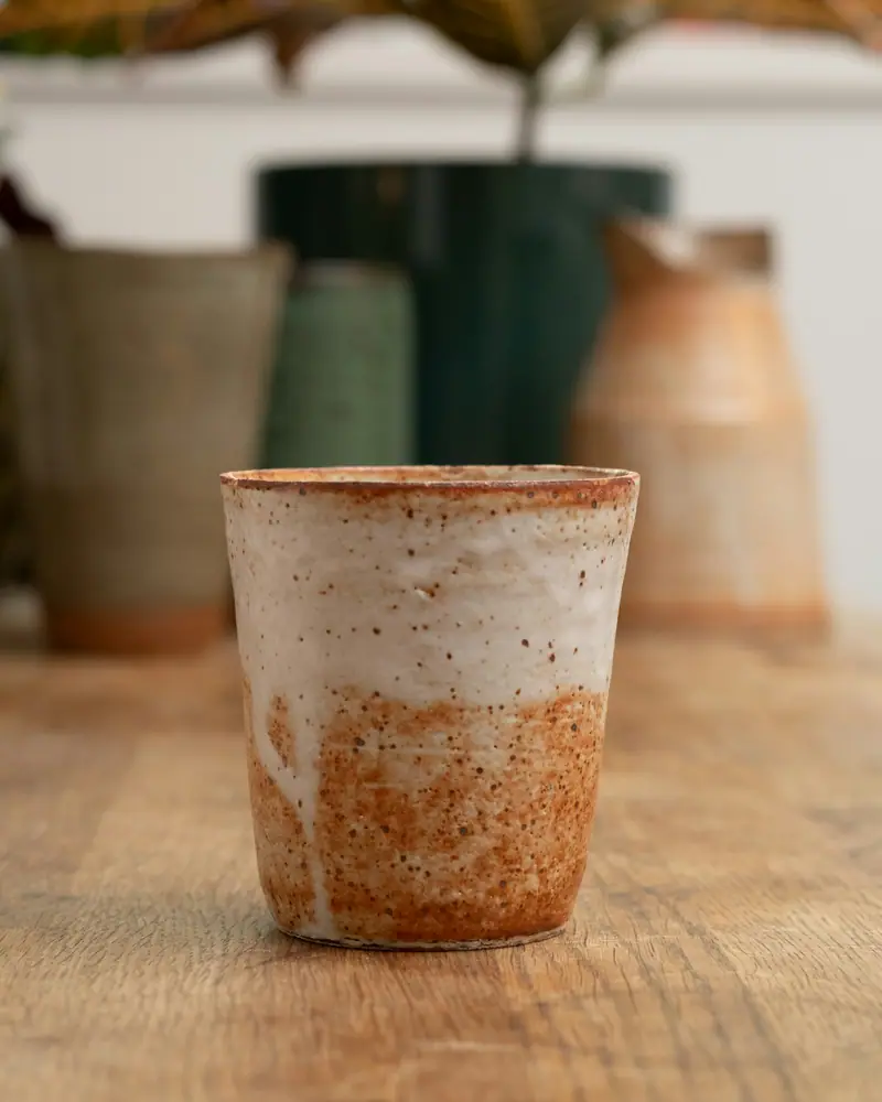 Copo branco com a metade de baixo laranja