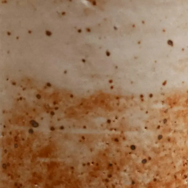 Detalhe do laranja salpicado subindo pelo esmalte branco