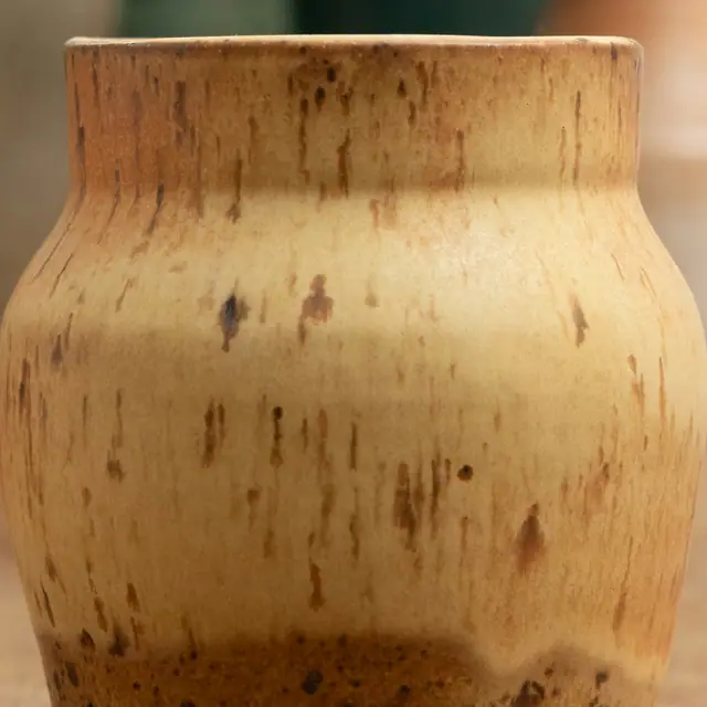 Vaso amarelo de cinza de lenha, de perto
