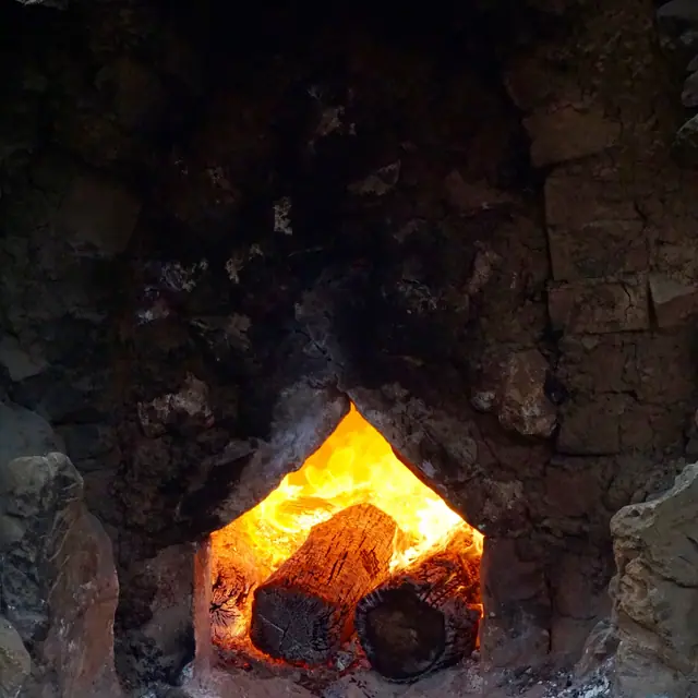 Lenha queimando na boca do forno