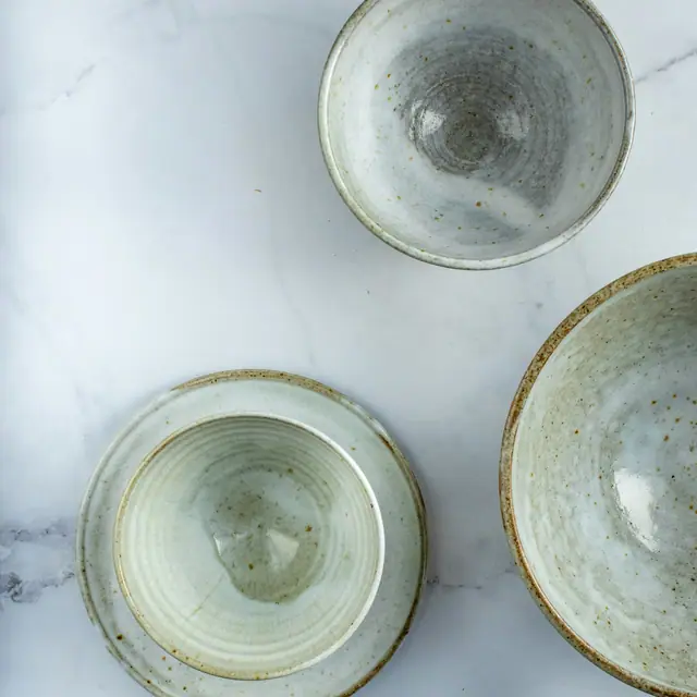 Três tigelinhas celadon sobre mármore