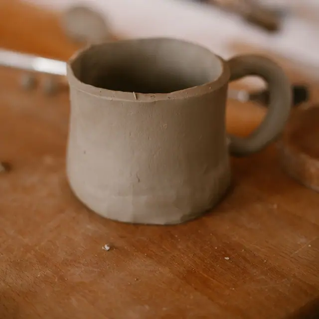Caneca de barro cru sobre a bancada