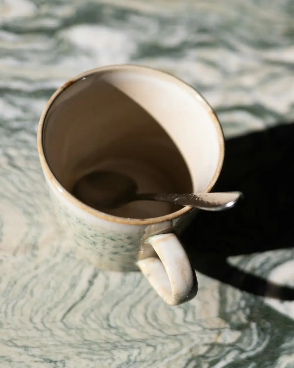 A caneca vista de cima, com a sombra da alça