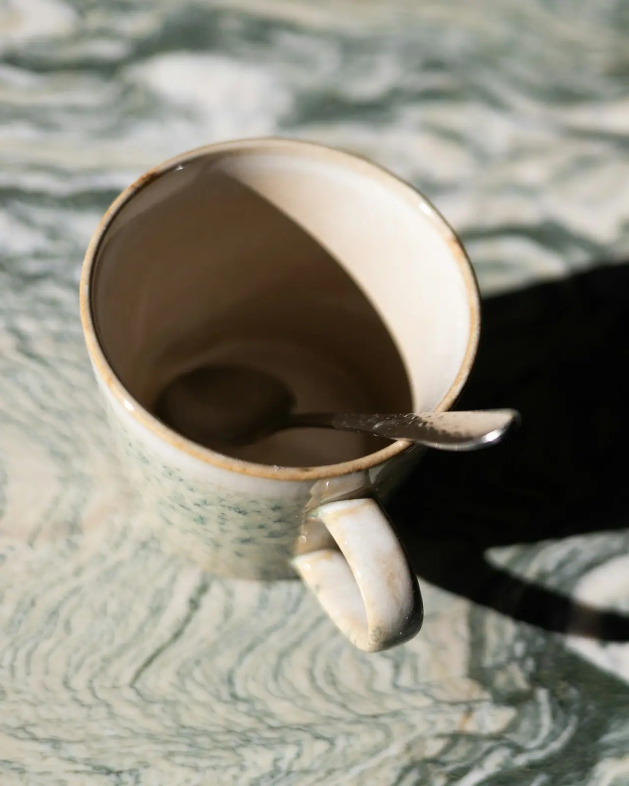 A caneca vista de cima, com a sombra da alça