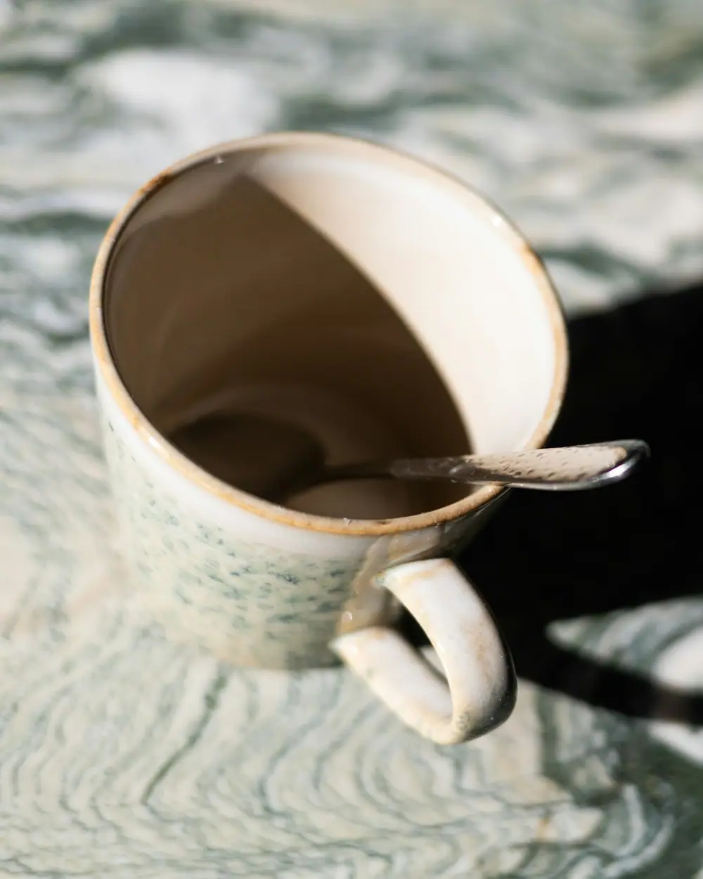 A caneca de lado, mostrando a borda sem esmalte