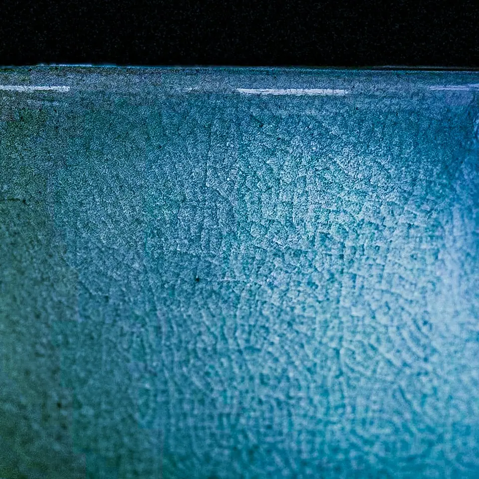 Detalhe do craquelado no esmalte azul