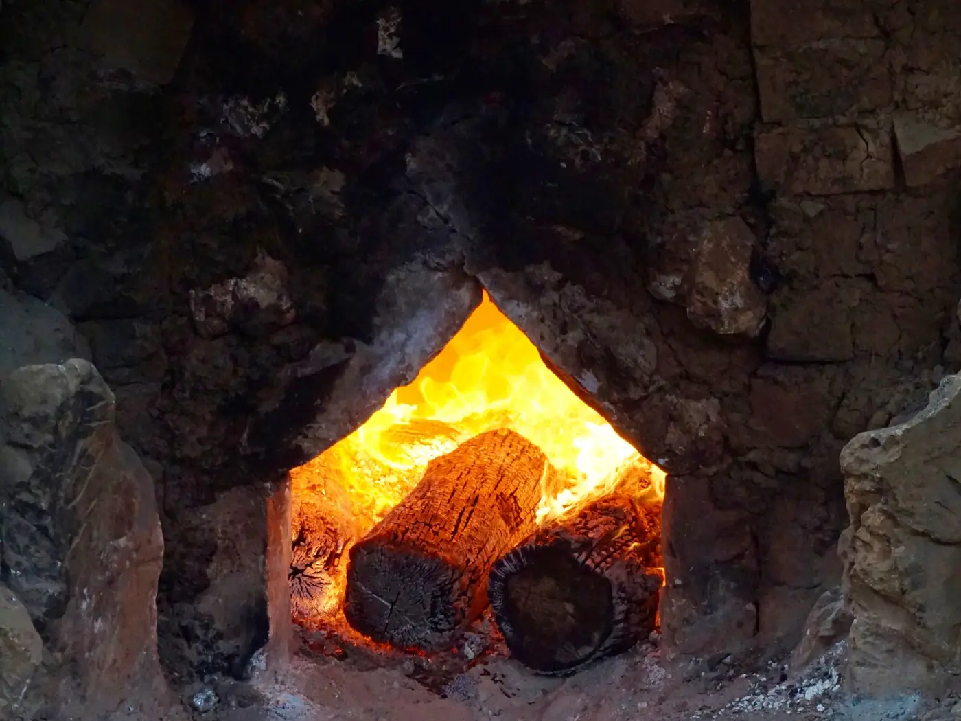 Boca do forno com lenha queimando